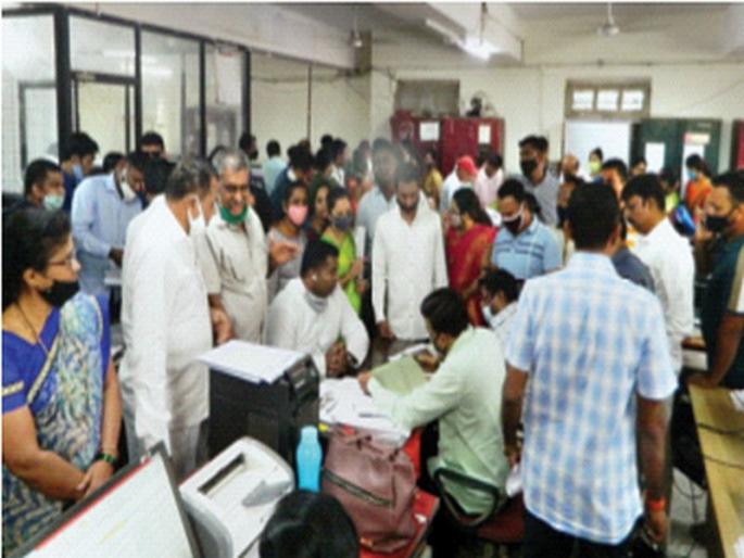 Filing of applications of candidates for Gram Panchayat elections | ग्रामपंचायत निवडणुकीसाठी उमेदवारांचे अर्ज दाखल; निवडणुकीतील चुरस वाढली Filing of applications of candidates for Gram Panchayat elections | ग्रामपंचायत निवडणुकीसाठी उमेदवारांचे अर्ज दाखल; निवडणुकीतील चुरस वाढली