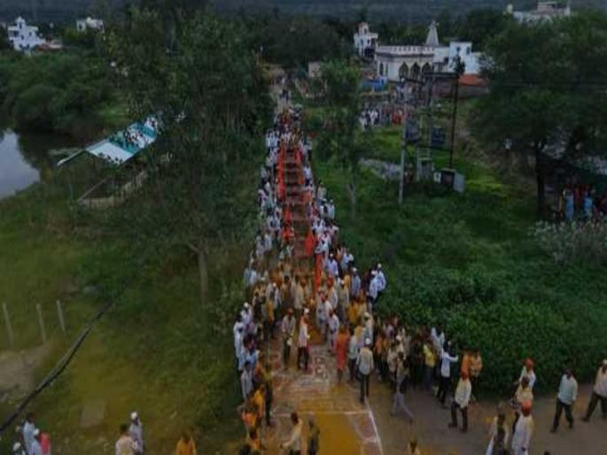 pune news 77-year-old priest pulls 12 chariots during traditional Dussehra | पारंपरिक दसऱ्यामध्ये ७७ वर्षीय पुजाऱ्याने ओढल्या १२ मानाच्या गाड्या pune news 77-year-old priest pulls 12 chariots during traditional Dussehra | पारंपरिक दसऱ्यामध्ये ७७ वर्षीय पुजाऱ्याने ओढल्या १२ मानाच्या गाड्या