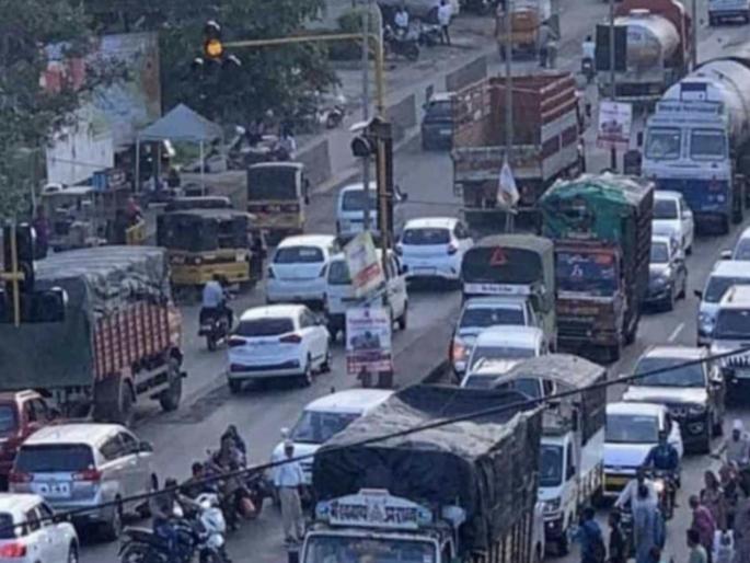 pune news loni Kalbhor Transport Department focuses on recovery rather than traffic regulation; Traffic congestion increases | लोणी काळभोर वाहतूक विभागाचे वाहतूक नियमनापेक्षा वसुलीवर भर; वाहतूक कोंडी वाढली pune news loni Kalbhor Transport Department focuses on recovery rather than traffic regulation; Traffic congestion increases | लोणी काळभोर वाहतूक विभागाचे वाहतूक नियमनापेक्षा वसुलीवर भर; वाहतूक कोंडी वाढली