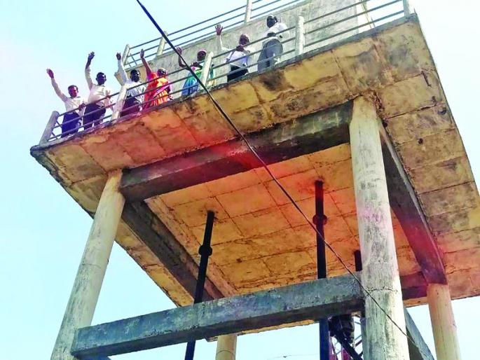 Buldana: Gram Panchayat members fasting for the expenditure! | बुलडाणा : खर्चाच्या हिशेबासाठी ग्राम पंचायत सदस्यांचे उपोषण! Buldana: Gram Panchayat members fasting for the expenditure! | बुलडाणा : खर्चाच्या हिशेबासाठी ग्राम पंचायत सदस्यांचे उपोषण!