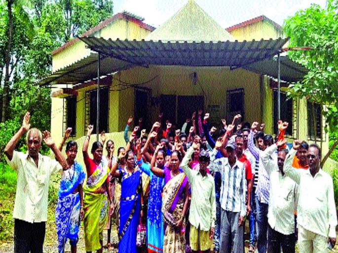 villagers locked the gram panchayat | पेसा अंतर्गत गावांच्या हिशेबाचा पत्ताच नाही, ग्रामस्थांनी ठोकले ग्रामपंचायतीला टाळे villagers locked the gram panchayat | पेसा अंतर्गत गावांच्या हिशेबाचा पत्ताच नाही, ग्रामस्थांनी ठोकले ग्रामपंचायतीला टाळे