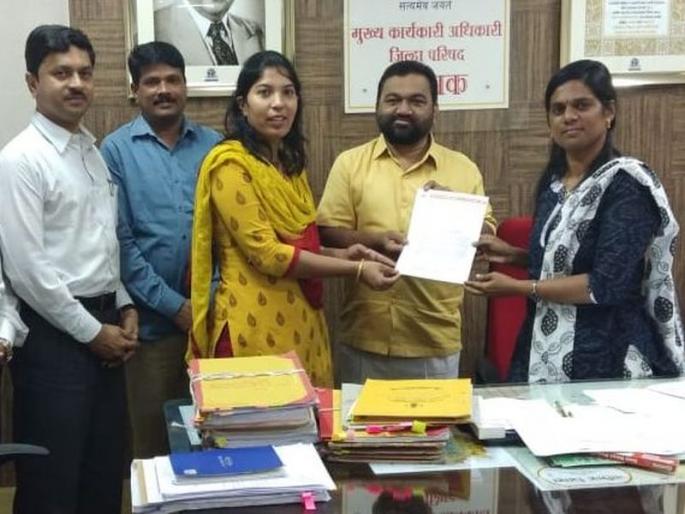 25 lakh assistance to the farmers affected by Nashik's village workers | नाशिकच्या ग्रामसेवकांकडून नुकसानग्रस्त शेतकऱ्यांना २५ लाखांची मदत 25 lakh assistance to the farmers affected by Nashik's village workers | नाशिकच्या ग्रामसेवकांकडून नुकसानग्रस्त शेतकऱ्यांना २५ लाखांची मदत