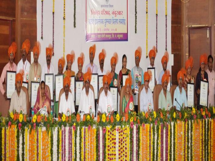 Excellent work: Grama Sevaks pride | उत्कृष्ट काम करणा:या ग्रामसेवकांचा गौरव Excellent work: Grama Sevaks pride | उत्कृष्ट काम करणा:या ग्रामसेवकांचा गौरव