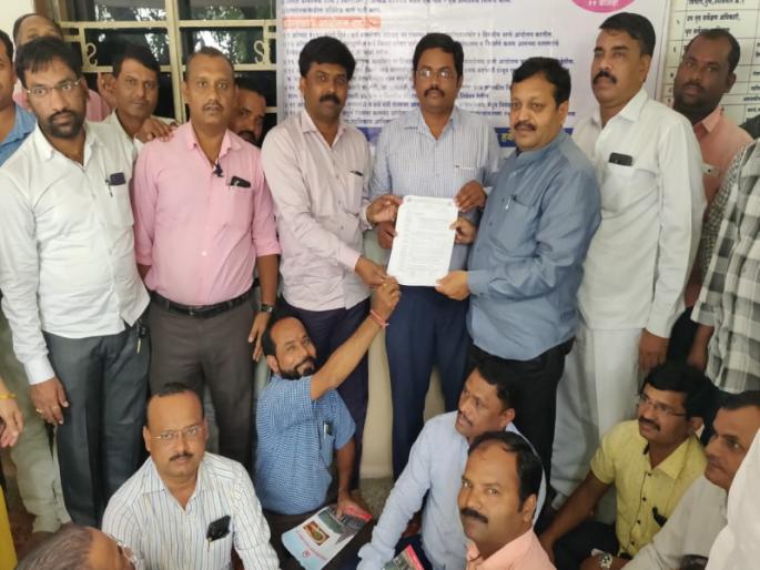 Due to the demise of the village workers, the village in Haveli taluka has become a jam | ग्रामसेवकांच्या संपामुळे हवेली तालुक्यातील गावगाडा झाला ठप्प Due to the demise of the village workers, the village in Haveli taluka has become a jam | ग्रामसेवकांच्या संपामुळे हवेली तालुक्यातील गावगाडा झाला ठप्प