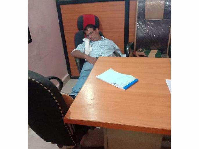 gram sevak intoxicated unconscious on chair At the monthly meeting in virsi gram panchayat | Video : मासिक सभेत ग्रामसेवक चक्क खुर्चीतच ढाराढूर झोपले; विर्शी ग्रामपंचायतीतील प्रकार gram sevak intoxicated unconscious on chair At the monthly meeting in virsi gram panchayat | Video : मासिक सभेत ग्रामसेवक चक्क खुर्चीतच ढाराढूर झोपले; विर्शी ग्रामपंचायतीतील प्रकार