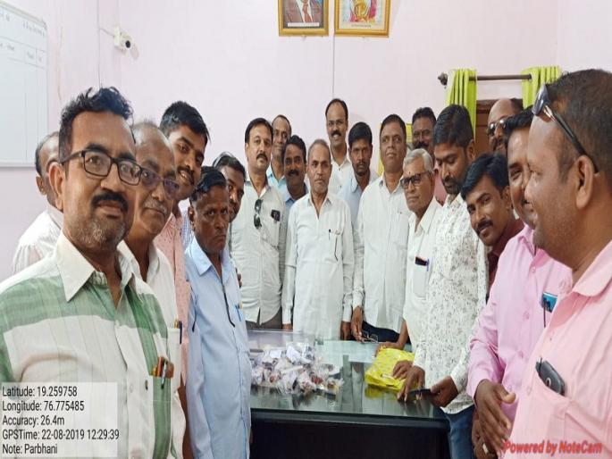 Gramsevak's protest movement by returning stamps, seals in Parabhani | चाव्या, शिक्के परत करुन ग्रामसेवकांचे कामबंद आंदोलन Gramsevak's protest movement by returning stamps, seals in Parabhani | चाव्या, शिक्के परत करुन ग्रामसेवकांचे कामबंद आंदोलन