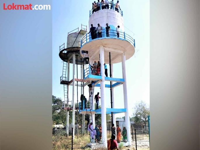 No water despite completion of Jal Jeevan Mission; Villagers stage Sholay style protest over tank | जलजीवन मिशनचे काम पूर्ण होऊनही पाणी नाही; ग्रामस्थांचे जलकुंभावर शोले स्टाईल आंदोलन No water despite completion of Jal Jeevan Mission; Villagers stage Sholay style protest over tank | जलजीवन मिशनचे काम पूर्ण होऊनही पाणी नाही; ग्रामस्थांचे जलकुंभावर शोले स्टाईल आंदोलन