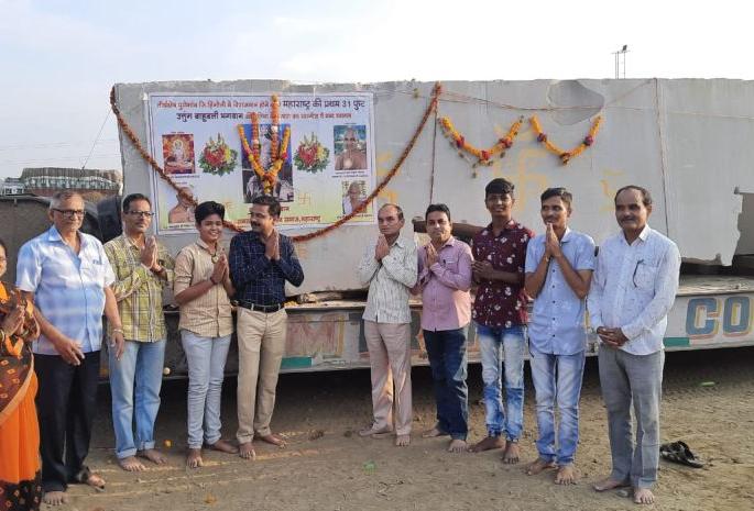 Welcome to Khamgaon with a 31 feet stone idol of Lord Bahubali | भगवान बाहुबलींच्या ३१ फुटी मूर्ती पाषाणाचे खामगावात स्वागत