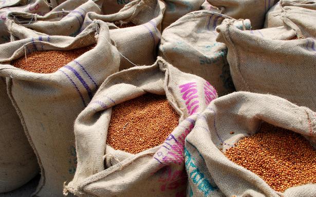 NAFED not paid crores of rupees to 6,470 farmers | नाफेडकडून ६,४७० शेतकऱ्यांचे कोट्यवधी रुपये थकले!