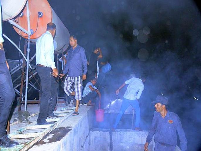 fire in hotel grand mehfil amravati | हॉटेल ग्रँड महफीलला आग लागल्यानं खळबळ; आग विझवण्यासाठी आलेल्या बंबाला अपघात