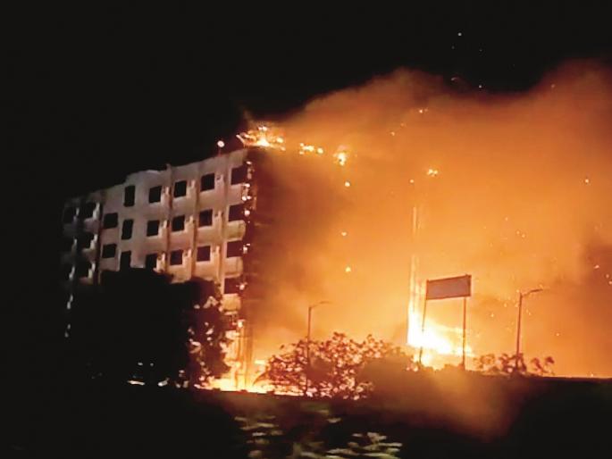 Six rooms including kitchen, storeroom damaged in fire at Hotel Grand Sarovar; Major disaster averted by timely power cut | हॉटेल ग्रँड सरोवर आगीत दोन मजले खाक; वेळीच विद्युत पुरवठा बंद केल्याने मोठा अनर्थ टळला Six rooms including kitchen, storeroom damaged in fire at Hotel Grand Sarovar; Major disaster averted by timely power cut | हॉटेल ग्रँड सरोवर आगीत दोन मजले खाक; वेळीच विद्युत पुरवठा बंद केल्याने मोठा अनर्थ टळला