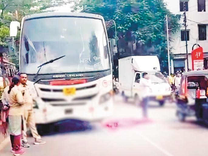 Latur: Victim of reckless driving; Grandfather crushed by bus while going to visit grandson in hospital | बेशिस्त वाहतुकीचा बळी; रस्ता ओलांडणाऱ्या आजोबांना आधी दुचाकीची धडक, नंतर बसने चिरडले Latur: Victim of reckless driving; Grandfather crushed by bus while going to visit grandson in hospital | बेशिस्त वाहतुकीचा बळी; रस्ता ओलांडणाऱ्या आजोबांना आधी दुचाकीची धडक, नंतर बसने चिरडले