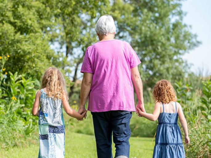 the children say i want grandma not mom grandmother gave possession for the welfare of the children | मुले म्हणतात ’आई’ नको ’आजी’ हवी; मुलांच्या कल्याणासाठी ताबा दिला आजीकडे the children say i want grandma not mom grandmother gave possession for the welfare of the children | मुले म्हणतात ’आई’ नको ’आजी’ हवी; मुलांच्या कल्याणासाठी ताबा दिला आजीकडे