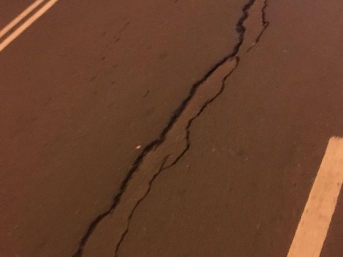 Cracks appear in Mumbais Grant Road station bridge | अंधेरीपाठोपाठ ग्रँट रोडमधील पुलाला तडे Cracks appear in Mumbais Grant Road station bridge | अंधेरीपाठोपाठ ग्रँट रोडमधील पुलाला तडे