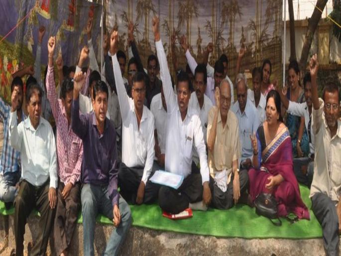 For the various demands of the Library staff in Nandurbar | नंदुरबारात ग्रंथालय कर्मचा-यांचे विविध मागण्यांसाठी धरणे For the various demands of the Library staff in Nandurbar | नंदुरबारात ग्रंथालय कर्मचा-यांचे विविध मागण्यांसाठी धरणे