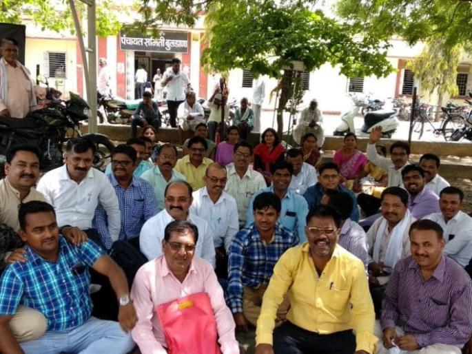 Gramsevaks in Buldana district agitation before Panchayat Samiti | बुलडाणा जिल्ह्यात ग्रामसेवकांचा पंचायत समित्यांसमोर ठिय्या Gramsevaks in Buldana district agitation before Panchayat Samiti | बुलडाणा जिल्ह्यात ग्रामसेवकांचा पंचायत समित्यांसमोर ठिय्या