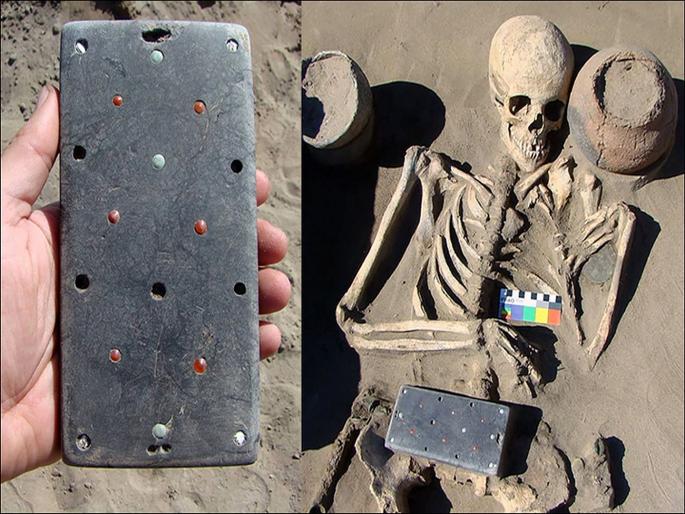 Archaeologist found things just like iphone from 2137 years old skeleton | २१०० वर्ष जुन्या सांगाड्याजवळ मिळाली स्मार्टफोनसारखी दिसणारी वस्तू, वैज्ञानिकही अवाक्... Archaeologist found things just like iphone from 2137 years old skeleton | २१०० वर्ष जुन्या सांगाड्याजवळ मिळाली स्मार्टफोनसारखी दिसणारी वस्तू, वैज्ञानिकही अवाक्...