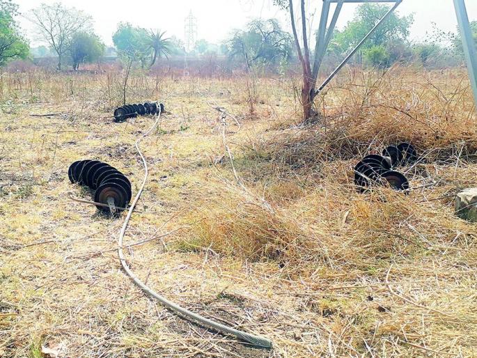 High grid power tower line wrapped in Raver | रावेरमधील हाय ग्रीड पॉवर टॉवरलाईनचा गाशा गुंडाळला High grid power tower line wrapped in Raver | रावेरमधील हाय ग्रीड पॉवर टॉवरलाईनचा गाशा गुंडाळला