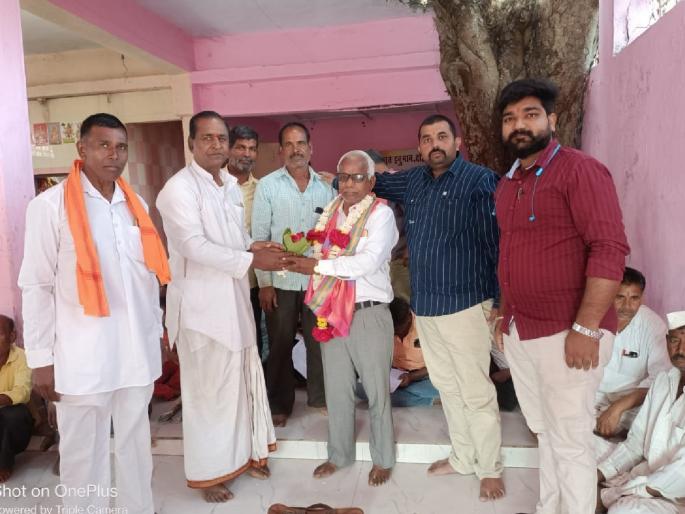 Gandhigiri Talathi felicitates Greenfield affected farmers Demand for pay rise | ग्रीनफिल्डच्या बाधित शेतकऱ्यांची गांधीगिरी तलाठ्यांचा सत्कार; मोबदला वाढीची मागणी  Gandhigiri Talathi felicitates Greenfield affected farmers Demand for pay rise | ग्रीनफिल्डच्या बाधित शेतकऱ्यांची गांधीगिरी तलाठ्यांचा सत्कार; मोबदला वाढीची मागणी