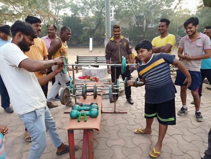 The park gymnasium once again opened with charity | दातृत्त्वाने पुन्हा एकदा खुलली उद्यानाची व्यायामशाळा The park gymnasium once again opened with charity | दातृत्त्वाने पुन्हा एकदा खुलली उद्यानाची व्यायामशाळा