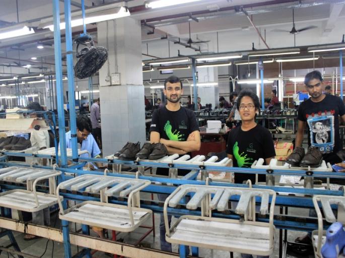 Soloful pair created from barefoot journey | अनवाणी प्रवासातून साकारलेली 'सोल'फुल जोडी Soloful pair created from barefoot journey | अनवाणी प्रवासातून साकारलेली 'सोल'फुल जोडी