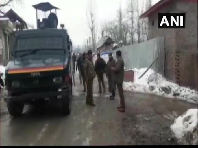 Jammu and Kashmir : Terrorists lobbed a grenade towards a Police station in Kulgam, three civilians injured | जम्मू काश्मीरच्या कुलगाममध्ये ग्रेनेड हल्ला, 6 नागरिक जखमी Jammu and Kashmir : Terrorists lobbed a grenade towards a Police station in Kulgam, three civilians injured | जम्मू काश्मीरच्या कुलगाममध्ये ग्रेनेड हल्ला, 6 नागरिक जखमी