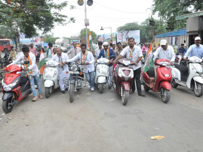 Congress gives 'push push' against fuel hike | इंधन दरवाढीविरोधात काँग्रेसचे ‘दे धक्का’ Congress gives 'push push' against fuel hike | इंधन दरवाढीविरोधात काँग्रेसचे ‘दे धक्का’