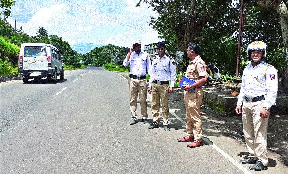 Police force on Mumbai-Goa route | मुंबई-गोवा मार्गावर पोलीस बंदोबस्त Police force on Mumbai-Goa route | मुंबई-गोवा मार्गावर पोलीस बंदोबस्त