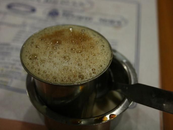 Hot coffee, the cost of the land, is to throw on the face of the father | वडिलांच्याच चेहऱ्यावर फेकली गरम कॉफी, जमिनीच्या किमतीचा वाद Hot coffee, the cost of the land, is to throw on the face of the father | वडिलांच्याच चेहऱ्यावर फेकली गरम कॉफी, जमिनीच्या किमतीचा वाद