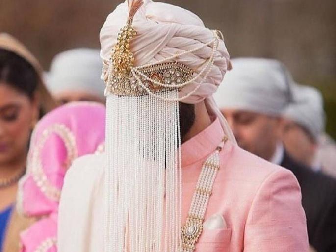 Groom was carried on shoulder upto 20 km journey through the valley in Nandurbar | आलिया गावात अजब वरात! नवरदेव खांद्यावर... दऱ्याखोऱ्यातून 20 किमी प्रवास Groom was carried on shoulder upto 20 km journey through the valley in Nandurbar | आलिया गावात अजब वरात! नवरदेव खांद्यावर... दऱ्याखोऱ्यातून 20 किमी प्रवास