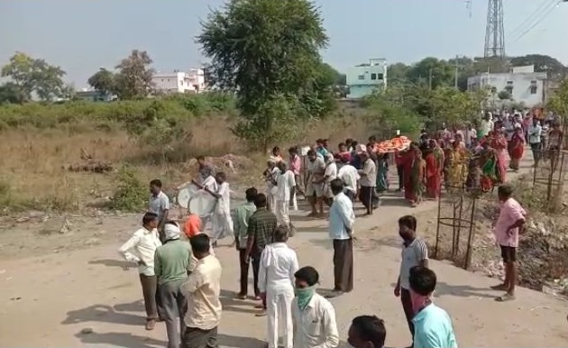 The people of Mukutban in Yavatmal district also showed such humanity | यवतमाळ जिल्ह्यातील मुकुटबनवासियांनी जपली अशीही माणुसकी