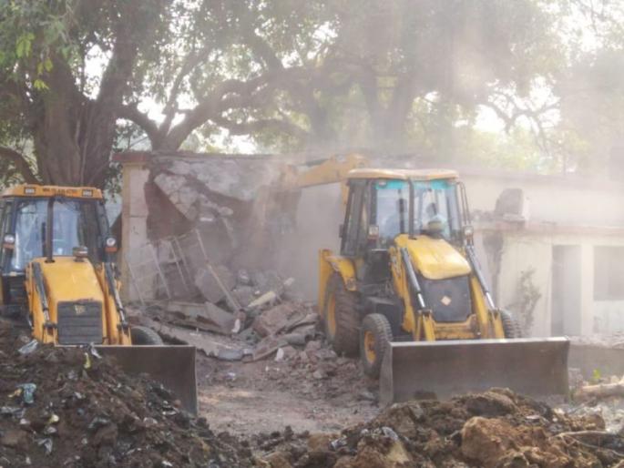 Construction of GRP in Bhusawal 50-year-old building finally collapsed | भुसावळ येथे जीआरपीची ५० वर्र्षांपूर्वीची इमारत अखेर जमीनदोस्त Construction of GRP in Bhusawal 50-year-old building finally collapsed | भुसावळ येथे जीआरपीची ५० वर्र्षांपूर्वीची इमारत अखेर जमीनदोस्त