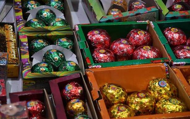 This year's Diwali with green firecrackers, chutput, bhuichakra, furfur baje, fountain | यंदाची दिवाळी हरित फटाक्यांसंगे, चुटपुट, भुईचक्र, फुरफुर बाजे, कारंजे This year's Diwali with green firecrackers, chutput, bhuichakra, furfur baje, fountain | यंदाची दिवाळी हरित फटाक्यांसंगे, चुटपुट, भुईचक्र, फुरफुर बाजे, कारंजे