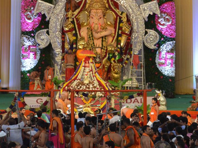 The masses in the GSB Ganesha idol of Matunga | माटुंग्यातील जीएसबी गणेशाच्या दर्शनाला लोटलेला जनसागर The masses in the GSB Ganesha idol of Matunga | माटुंग्यातील जीएसबी गणेशाच्या दर्शनाला लोटलेला जनसागर