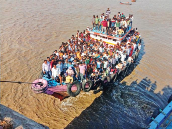 The boat stuck in the mud in Mora port Devotees are affected by the unplanned affairs of the administration | मोरा बंदरात बोट रुतली चिखलात! प्रशासनाच्या नियोजनशून्य कारभाराचा भाविकांना फटका The boat stuck in the mud in Mora port Devotees are affected by the unplanned affairs of the administration | मोरा बंदरात बोट रुतली चिखलात! प्रशासनाच्या नियोजनशून्य कारभाराचा भाविकांना फटका