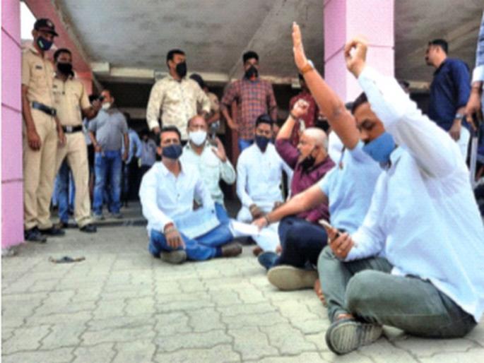 Confusion of 'Prahar' activists in the office of the Deputy Registrar | सहदुय्यम निबंधक कार्यालयात ‘प्रहार’च्या कार्यकर्त्यांचा गोंधळ