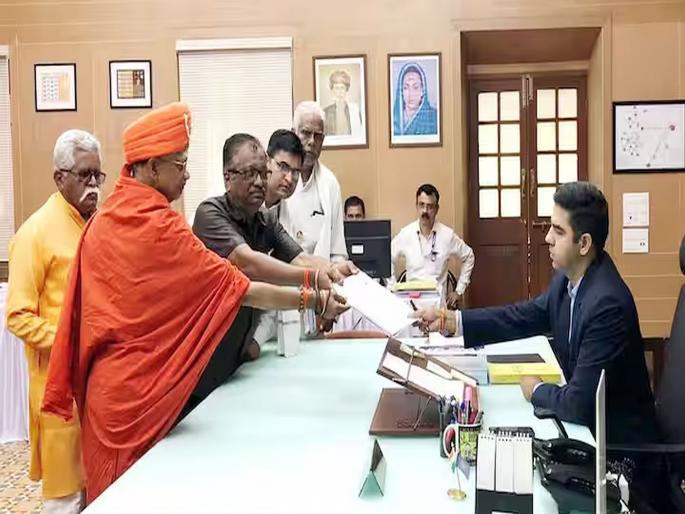 Nashik Lok Sabha Constituency - Shantigiri Maharaj, CPI(M) MLA JP Gavit taken nomination form | आधीच तिढा सुटेना, त्यात नाशिकमध्ये नवे त्रांगडे; गावित अन् शांतिगिरी महाराज यांचे अर्ज Nashik Lok Sabha Constituency - Shantigiri Maharaj, CPI(M) MLA JP Gavit taken nomination form | आधीच तिढा सुटेना, त्यात नाशिकमध्ये नवे त्रांगडे; गावित अन् शांतिगिरी महाराज यांचे अर्ज