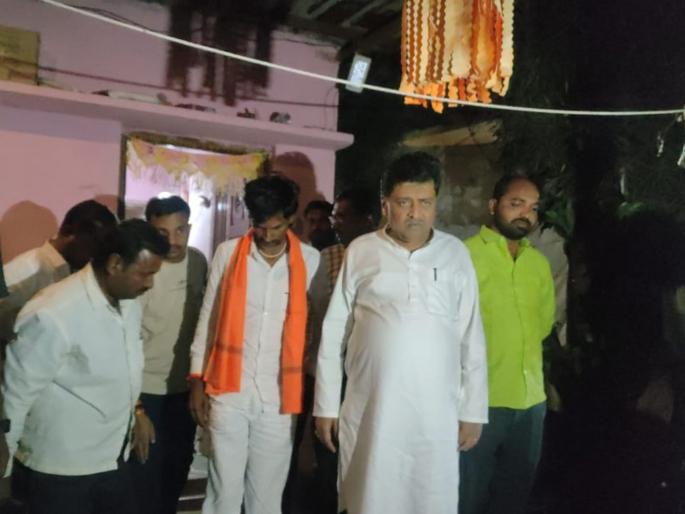Ashok Chavan met Manoj Jarange Patil late at night; The discussion lasted till 1 o'clock | अशोक चव्हाण यांनी मध्यरात्री घेतली मनोज जरांगे पाटील यांची भेट; १ वाजेपर्यंत चालली चर्चा Ashok Chavan met Manoj Jarange Patil late at night; The discussion lasted till 1 o'clock | अशोक चव्हाण यांनी मध्यरात्री घेतली मनोज जरांगे पाटील यांची भेट; १ वाजेपर्यंत चालली चर्चा