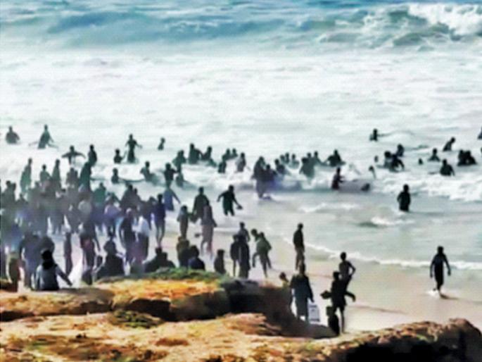 Hundreds of people went into the sea to get food | अन्न मिळविण्यासाठी शेकडो लोक उतरले समुद्रात Hundreds of people went into the sea to get food | अन्न मिळविण्यासाठी शेकडो लोक उतरले समुद्रात