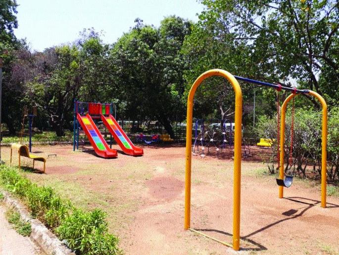 Dew in city parks due to lockdown; The children have been confined to the company house for two months | लॉकडाउनमुळे शहरातील उद्याने ओस; दोन महिन्यांपासून बच्चे कंपनीघरातच बंदिस्त Dew in city parks due to lockdown; The children have been confined to the company house for two months | लॉकडाउनमुळे शहरातील उद्याने ओस; दोन महिन्यांपासून बच्चे कंपनीघरातच बंदिस्त