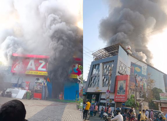 A to Z cell in Chandrapur was gutted by fire, houses in the area were also gutted | चंद्रपुरातील ए टू झेड सेलला भीषण आग, परिसरातील घरेही आगीच्या कवेत A to Z cell in Chandrapur was gutted by fire, houses in the area were also gutted | चंद्रपुरातील ए टू झेड सेलला भीषण आग, परिसरातील घरेही आगीच्या कवेत