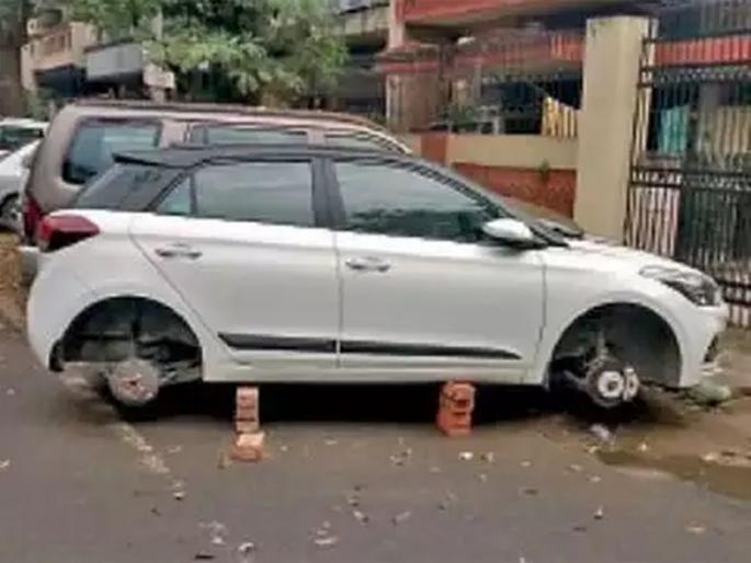 Gags of Tirethief! Bricks bring and stole four tires of the car | गँग्ज ऑफ टायरचोर! विटा घेऊन येतात अन् गाडीचे चारही टायर चोरून नेतात