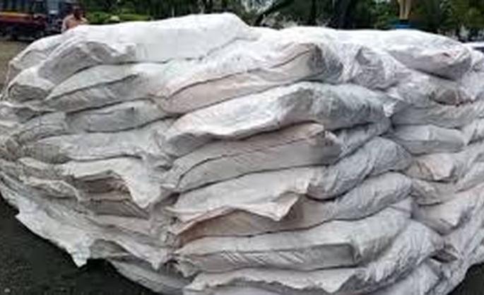 Gutkha stock in Gold Finger factory | गोल्ड फिंगरच्या कारखान्यात चक्क गुटख्याचा साठा Gutkha stock in Gold Finger factory | गोल्ड फिंगरच्या कारखान्यात चक्क गुटख्याचा साठा