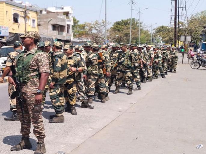 Police march in Nagpur in the wake of elections | निवडणुकीच्या पार्श्वभूमीवर नागपुरात पोलीस मार्च Police march in Nagpur in the wake of elections | निवडणुकीच्या पार्श्वभूमीवर नागपुरात पोलीस मार्च