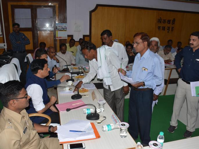 Civilians poot problems before the Guardian Minister! |  नागरिकांनी पालकमंत्र्यांसमोर मांडल्या अडचणी !