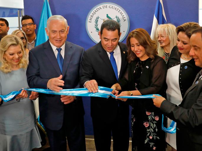 Guatemala opens embassy in Jerusalem after US move | अमेरिकेनंतर ग्वाटेमालानेही दुतावास जेरुसलेमला हलवला, नव्या घडामोडींना वेग Guatemala opens embassy in Jerusalem after US move | अमेरिकेनंतर ग्वाटेमालानेही दुतावास जेरुसलेमला हलवला, नव्या घडामोडींना वेग