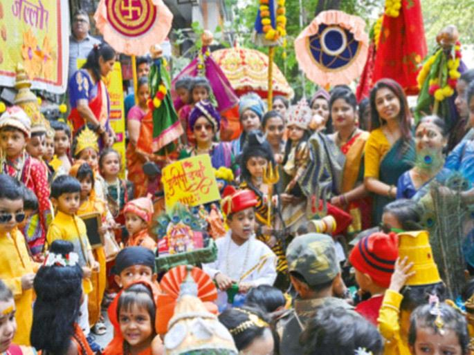 Gudhi Padwa is a season of excitement, a season of shopping! Flowers, puja materials, and desserts are sold heavily in the markets. | उत्साहाचा पाडवा, खरेदीची गुढी ! बाजारपेठांमध्ये फुले, पूजा साहित्य, मिष्टान्नाची जोरदार विक्री Gudhi Padwa is a season of excitement, a season of shopping! Flowers, puja materials, and desserts are sold heavily in the markets. | उत्साहाचा पाडवा, खरेदीची गुढी ! बाजारपेठांमध्ये फुले, पूजा साहित्य, मिष्टान्नाची जोरदार विक्री