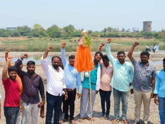 Gudhi erected in the pit that fell in sand starvation! A unique movement in the desert of Chandrabhaga against illegal sand mining | वाळू उपशामुळे चंद्रभागेत पडलेल्या खडड्ड्यात उभारली गुढी! अवैध वाळू उपशाविरुध्द चंद्रभागेच्या वाळवंटात अनोखं आंदोलन Gudhi erected in the pit that fell in sand starvation! A unique movement in the desert of Chandrabhaga against illegal sand mining | वाळू उपशामुळे चंद्रभागेत पडलेल्या खडड्ड्यात उभारली गुढी! अवैध वाळू उपशाविरुध्द चंद्रभागेच्या वाळवंटात अनोखं आंदोलन