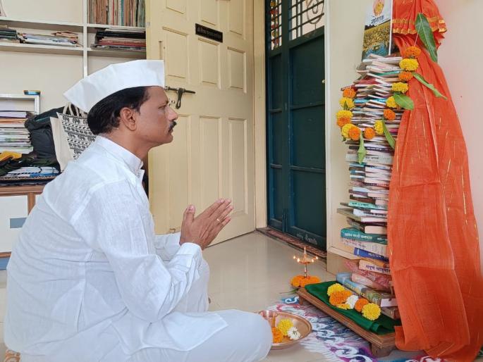 A book shrine was erected on the day of Gudi Padwa; An initiative by a teacher at a Zilla Parishad school | गुढी पाडाव्यादिवशी उभारली पुस्तकांची गुढी; जिल्हा परिषद शाळेतील शिक्षकाचा उपक्रम A book shrine was erected on the day of Gudi Padwa; An initiative by a teacher at a Zilla Parishad school | गुढी पाडाव्यादिवशी उभारली पुस्तकांची गुढी; जिल्हा परिषद शाळेतील शिक्षकाचा उपक्रम