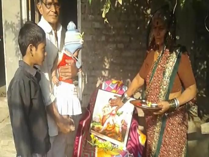 People put saffron flag on home instead of traditional gudhi in Washim | पारंपरिक गुढीऐवजी अनेकांनी घरांवर फडकविला भगवा झेंडा! People put saffron flag on home instead of traditional gudhi in Washim | पारंपरिक गुढीऐवजी अनेकांनी घरांवर फडकविला भगवा झेंडा!